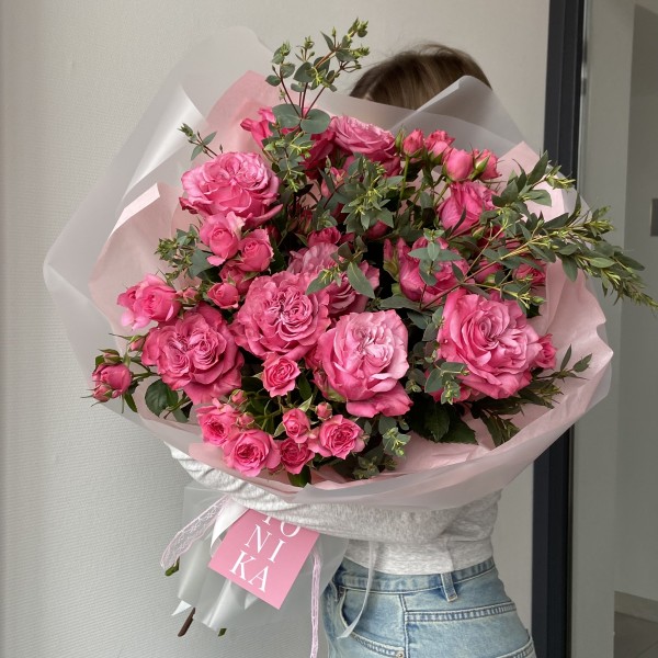                                                                                          Букет из пионовидных роз с эвкалиптом