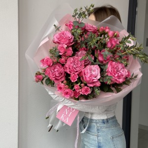                                                                                          Букет из пионовидных роз с эвкалиптом