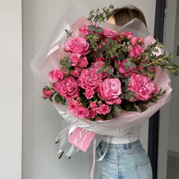                                                                                          Букет из пионовидных роз с эвкалиптом