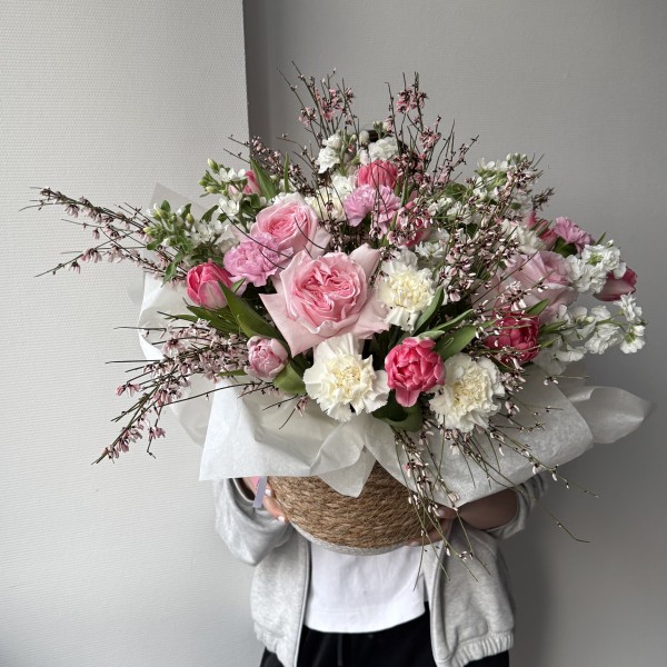                                                                  Цветочная композиция в  с тюльпанами 