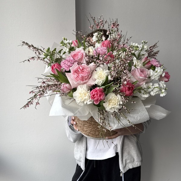                                                                  Цветочная композиция в  с тюльпанами 