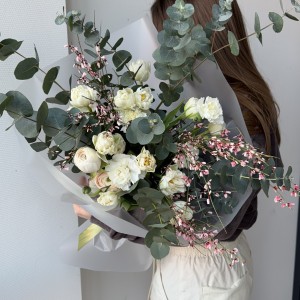  Светлый букет на 8 марта с тюльпанами 