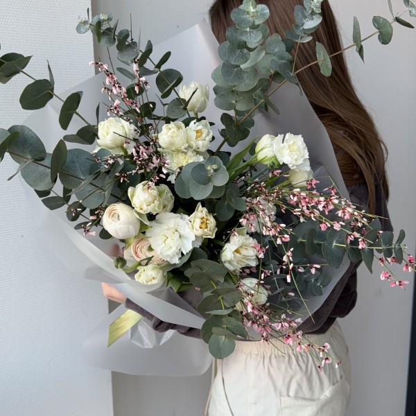                                                                                                                                                                                                              Светлый букет на 8 марта с тюльпанами 