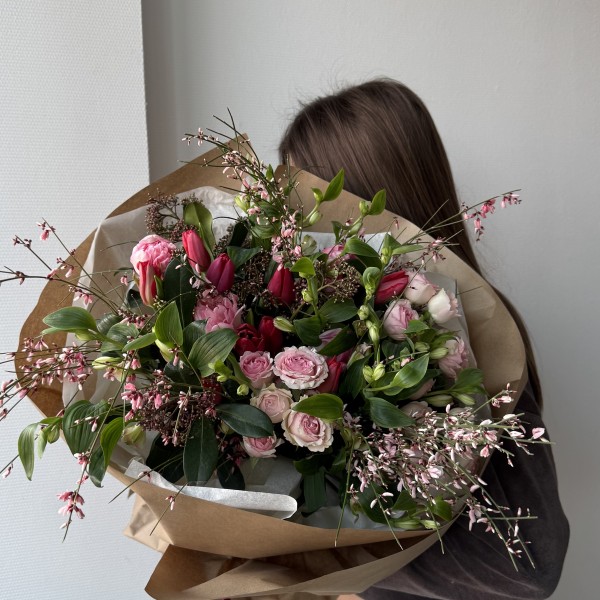                                                                                                                                                                                                               Букет на 8 марта с тюльпанами и кустовой розой