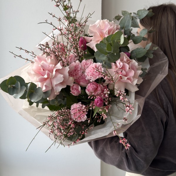                                                                                                                                                                                                        Букет на 8 марта с тюльпанами и генистой