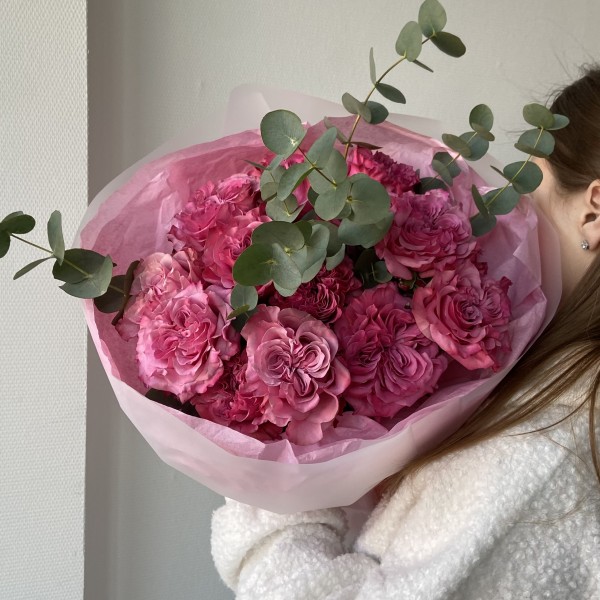                                                                                                Букет из пионовидной розы "Кантри блюз" с эвкалиптом 