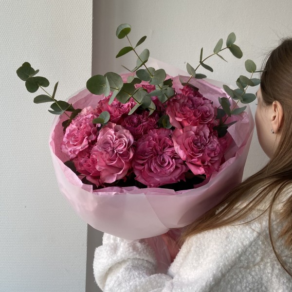                                                                                                Букет из пионовидной розы "Кантри блюз" с эвкалиптом 