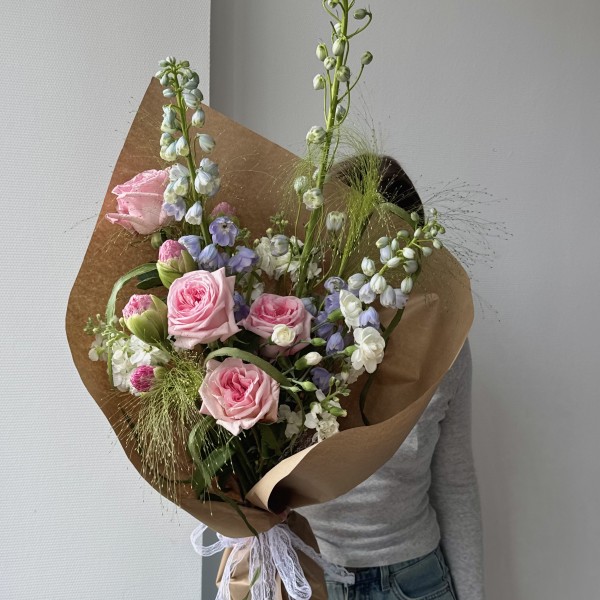                                                                                         Весенний букет с дельфиниумом в крафте 