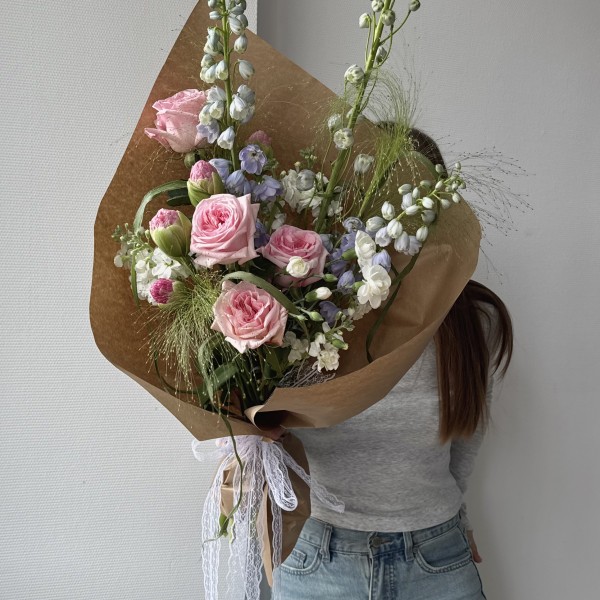                                                                                         Весенний букет с дельфиниумом в крафте 