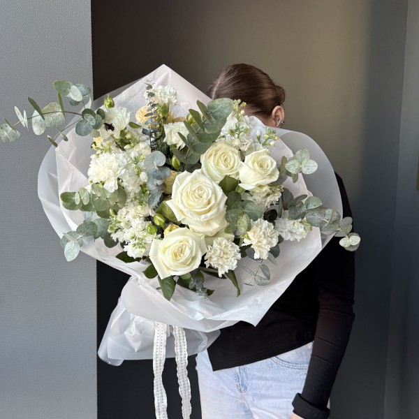                                                                                                                   Ароматный белый букет с розами