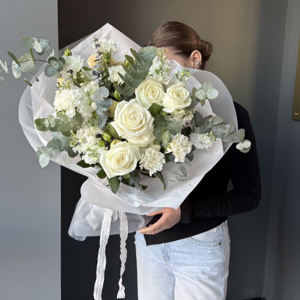                                                                                                                   Ароматный белый букет с розами