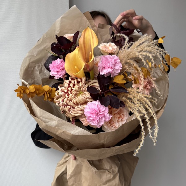                                                                                                                                                                                                                                Осенний букет с каллами в крафте