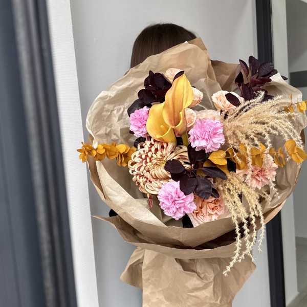                                                                                                                                                                                                                                Осенний букет с каллами в крафте