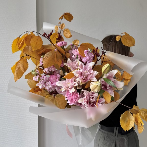                                                                                                                                                                                                                      ВАУ-букет с лилией и осенними листьями 