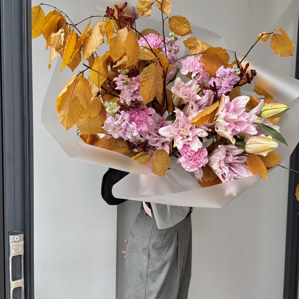                                                                                                                                                                                                                      ВАУ-букет с лилией и осенними листьями 