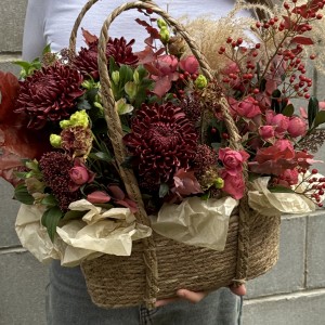                     Цветы в соломенной корзине для любимой