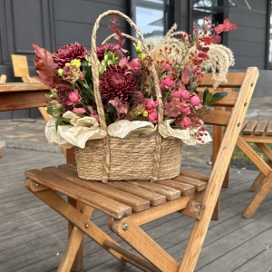                     Цветы в соломенной корзине для любимой