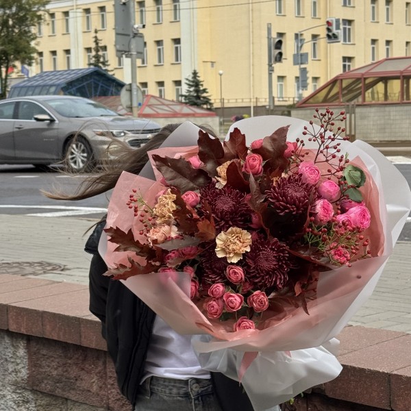 Осенний букет с листьями дуба/пионовидной розой/ягодами Осенний букет с листьями дуба/пионовидной розой/ягодами