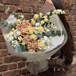  Букет с ягодами симфорикарпуса