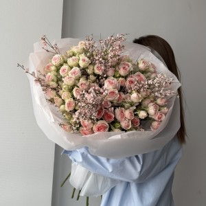                                          Букет из пионовидной розы и генисты