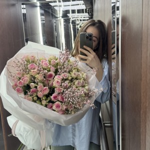                                          Букет из пионовидной розы и генисты