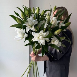 Махровая белая лилия 