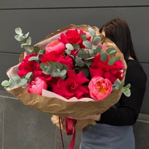                                                                                       Букет с розой и пионом яркий