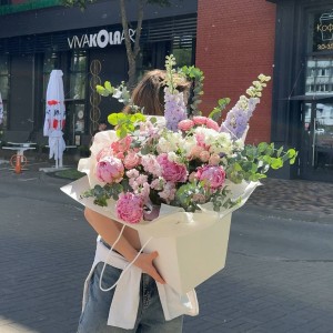                                                                                                                                                      Волшебный букет с пионами и дельфиниумом