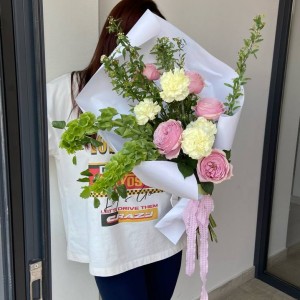                                                                                      Букет с пионовидной розой в крафте