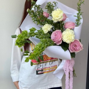                                                                                      Букет с пионовидной розой в крафте