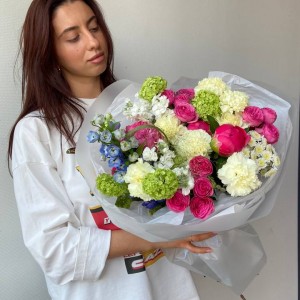                                                                                                  Дофаминовый букет с пионами