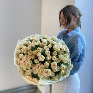                                                                                                                                                                                Монобукет из пионовидной кустовой розы  